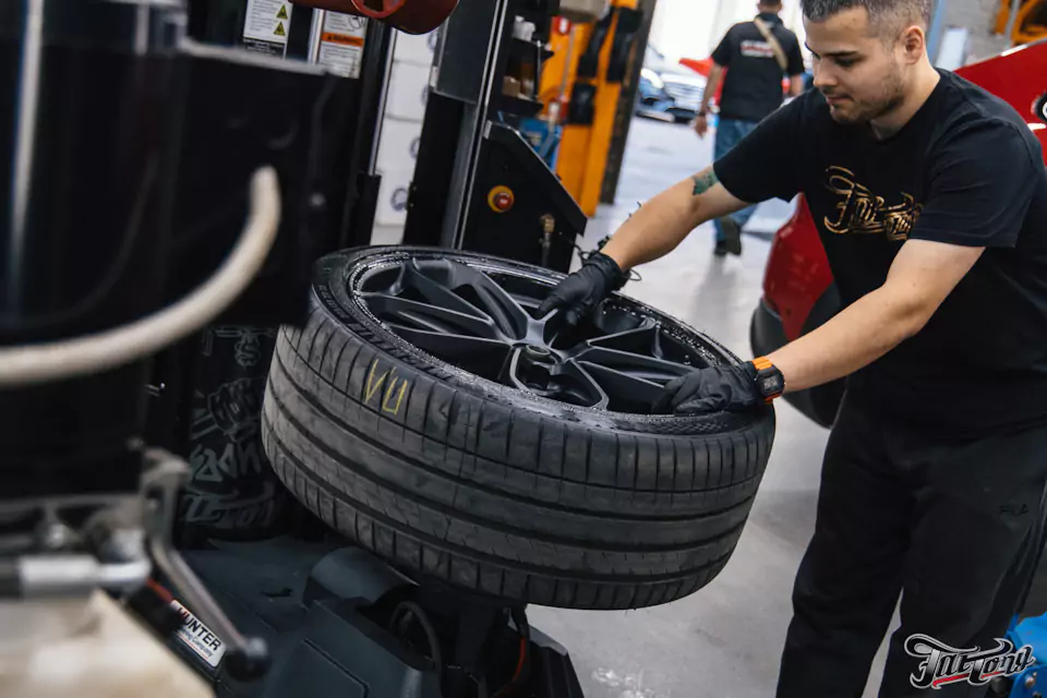 Правка диска и фирменный шиномонтаж на стендах Hunter для Porsche Cayenne GTS